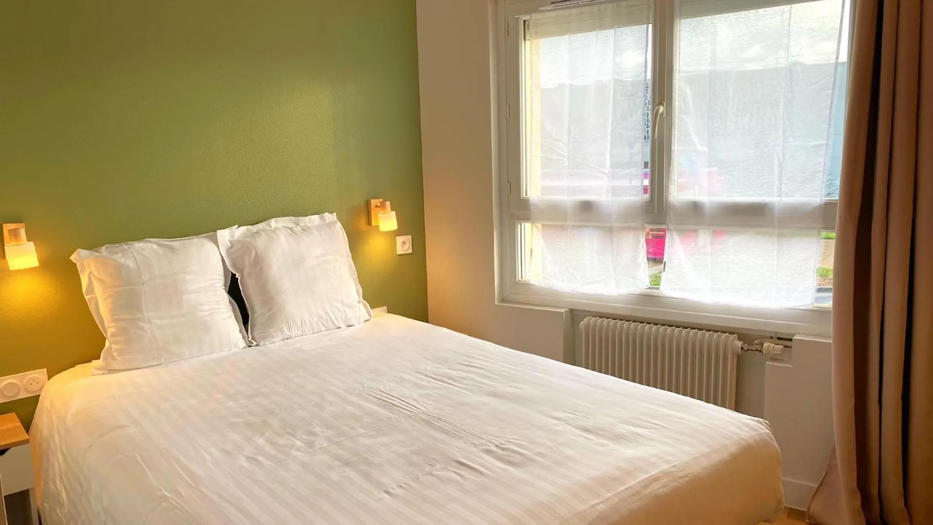***  Hotel De Bretagne Fougères França